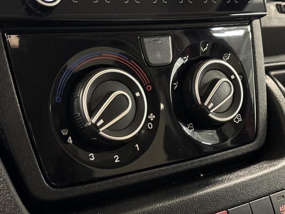 ROADCAR VAN R 600 2019