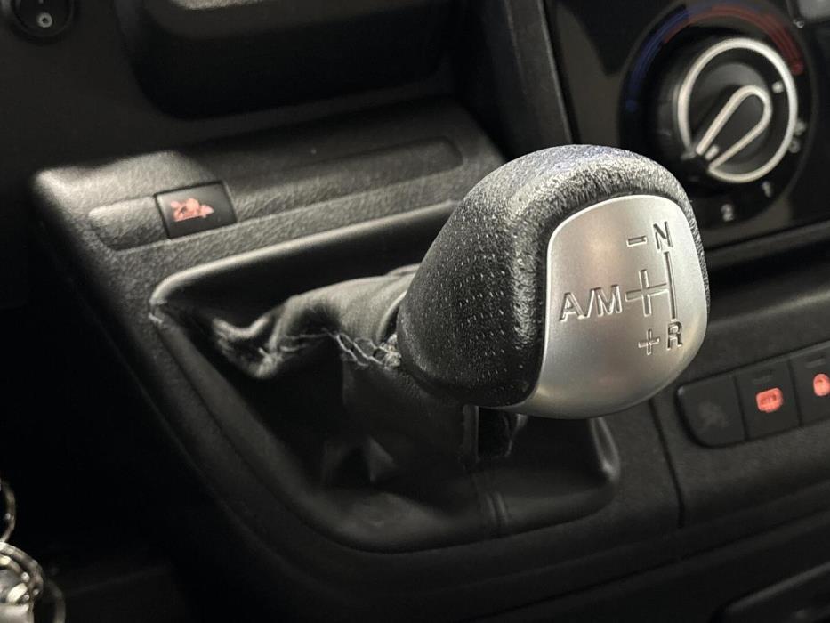 ROADCAR VAN R 600 2019