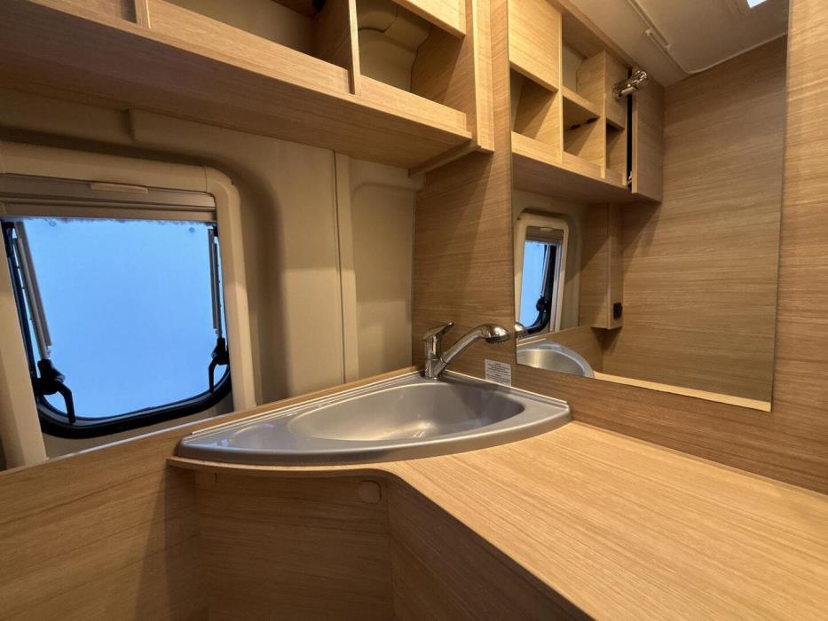 ROADCAR VAN R 600 2020