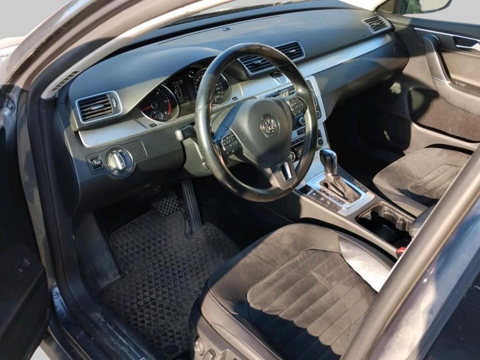 VOLKSWAGEN Passat 2011