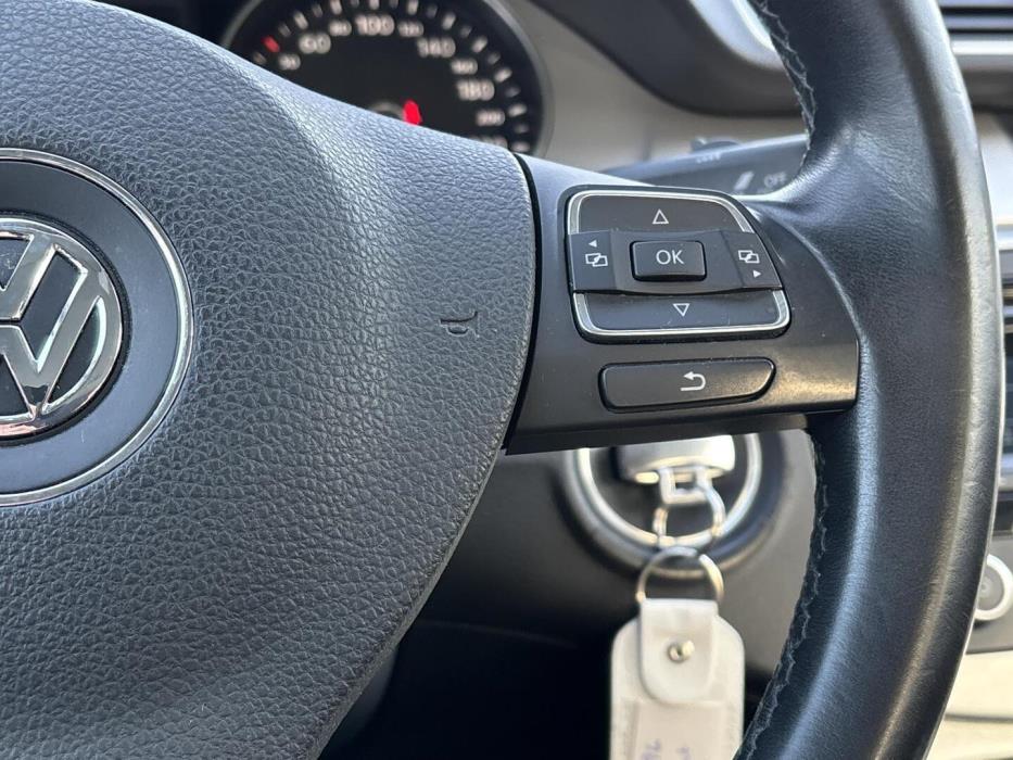 VOLKSWAGEN Passat 2012