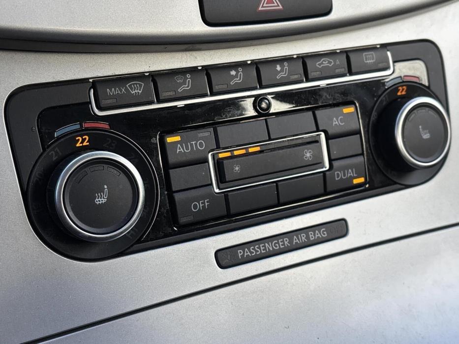 VOLKSWAGEN Passat 2012