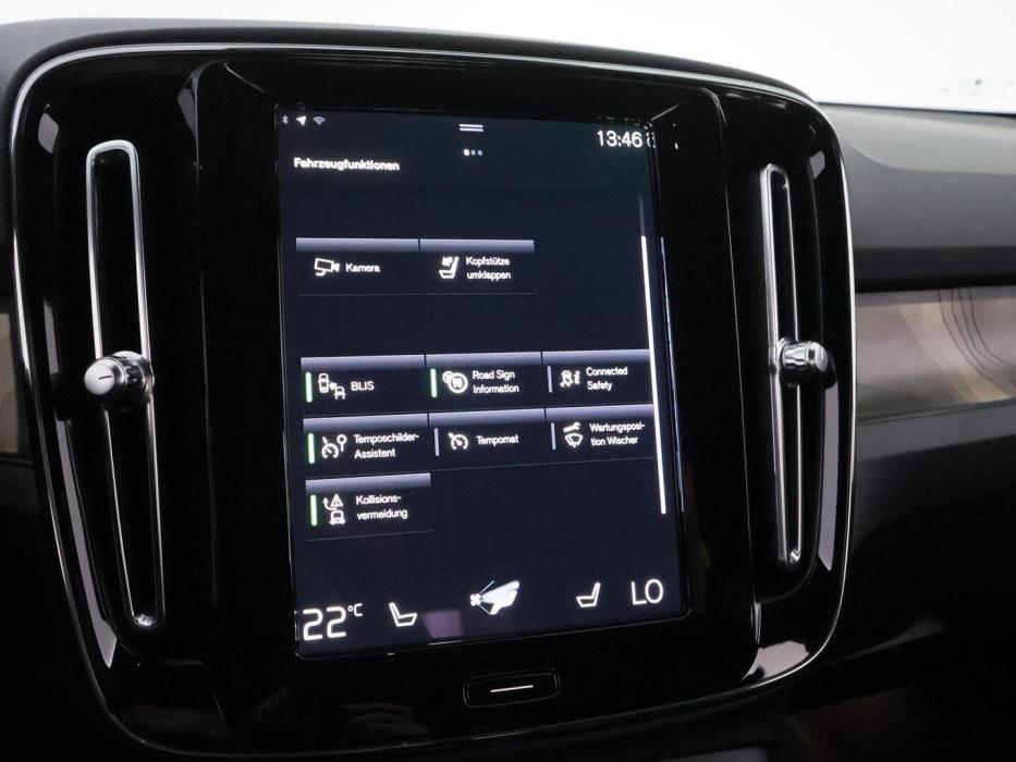 VOLVO XC40 2023