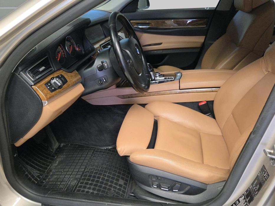 BMW 740 2011