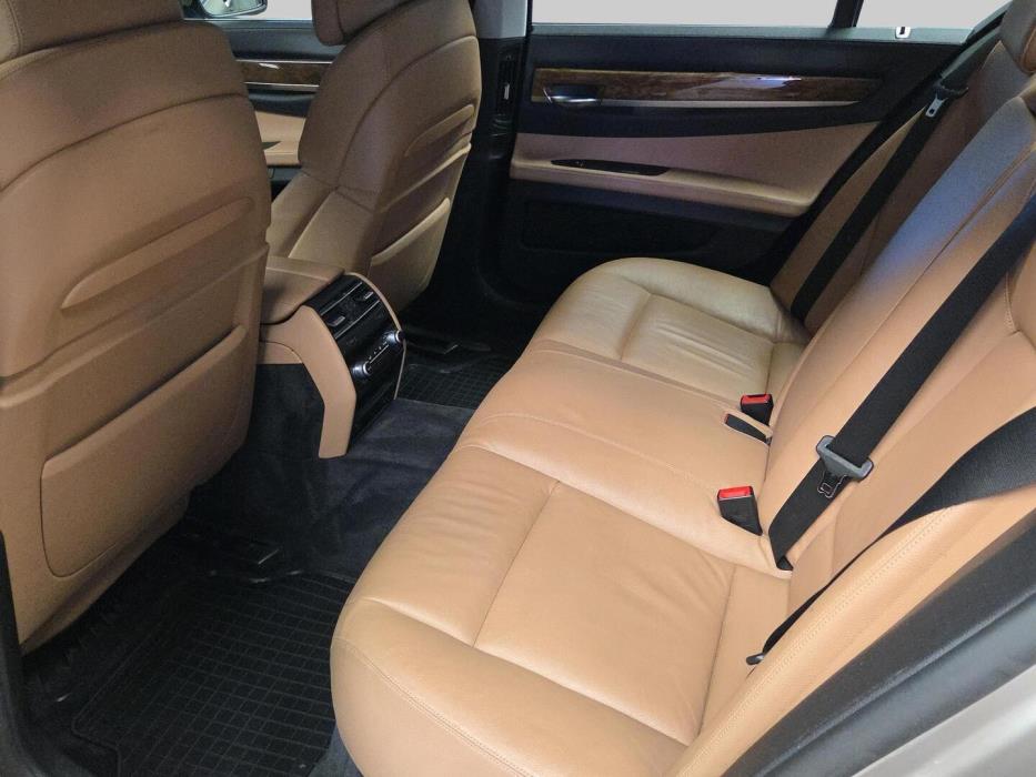 BMW 740 2011