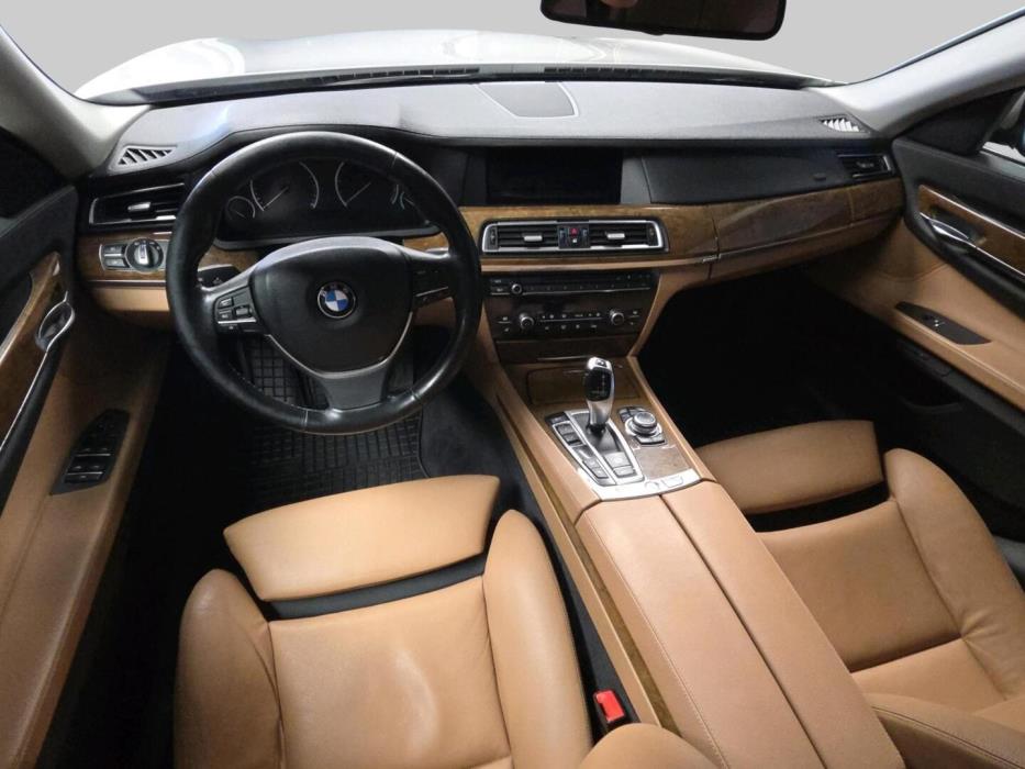 BMW 740 2011