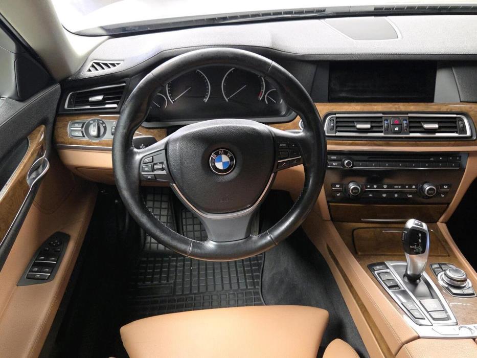 BMW 740 2011