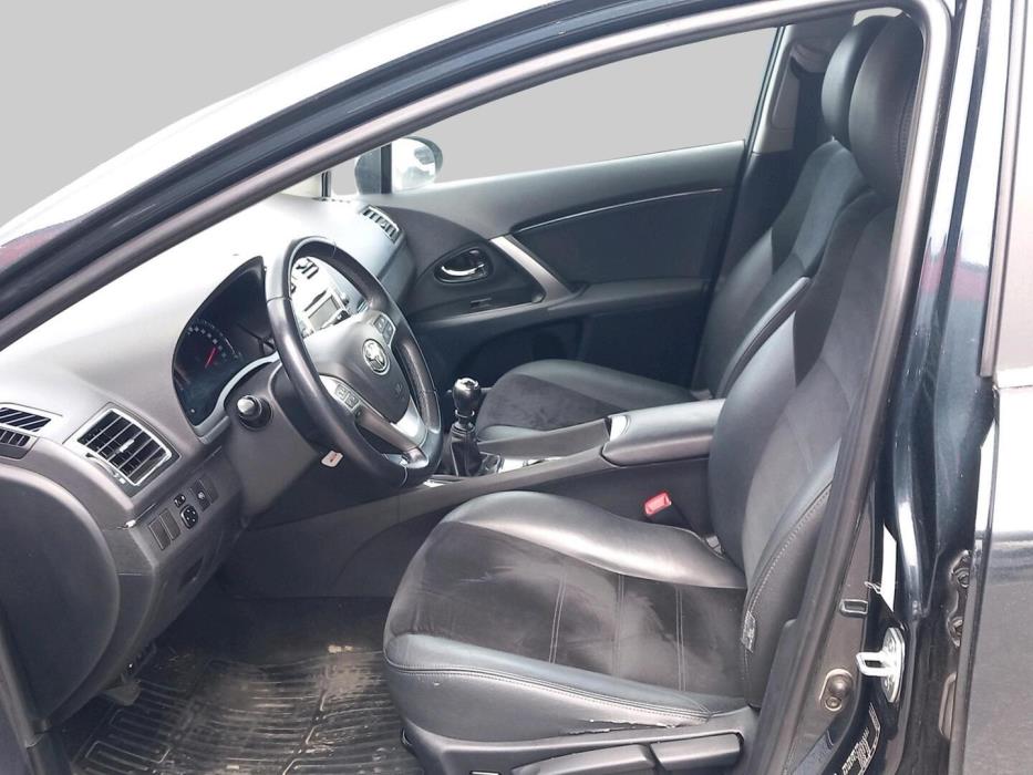 TOYOTA Avensis 2013