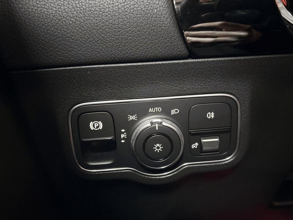 MERCEDES-BENZ EQA 2022