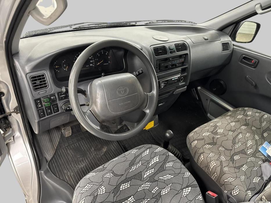 TOYOTA Hiace 2005