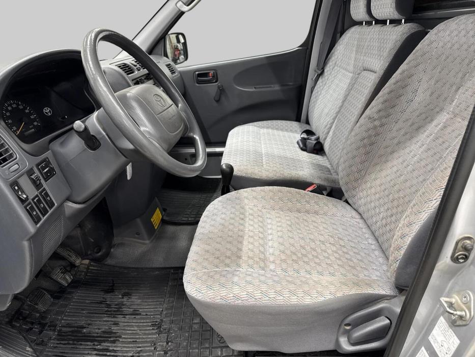 TOYOTA HIACE 2004