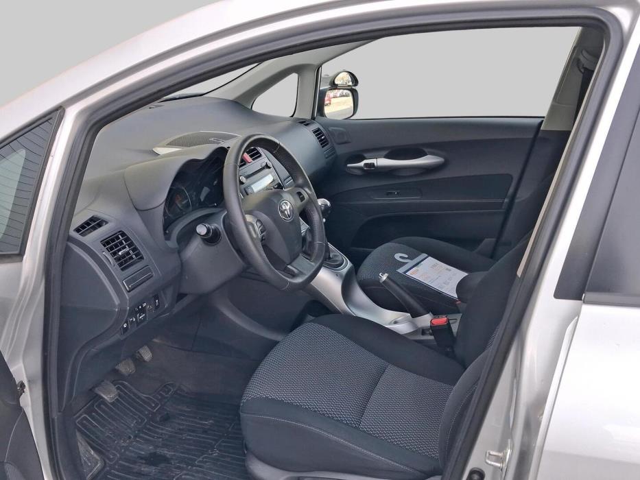 TOYOTA Auris 2010
