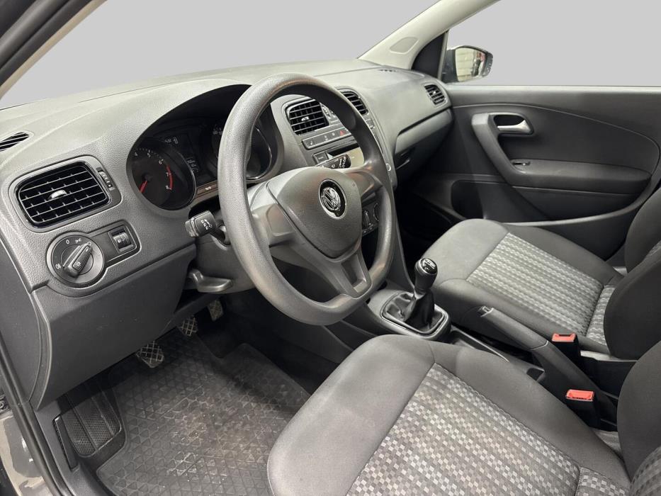 VOLKSWAGEN Polo 2015