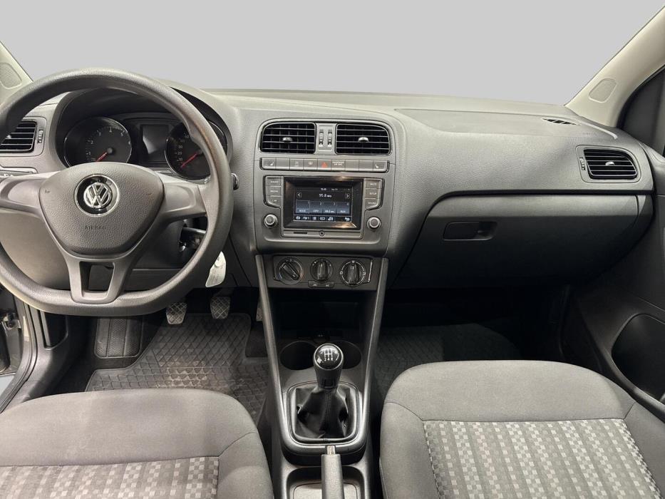 VOLKSWAGEN Polo 2015