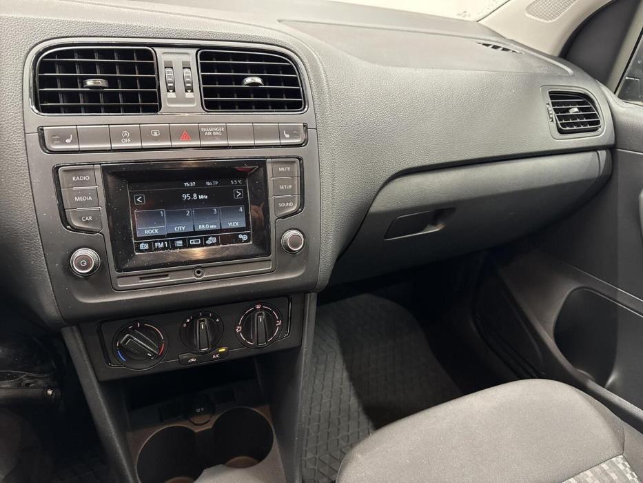 VOLKSWAGEN Polo 2015