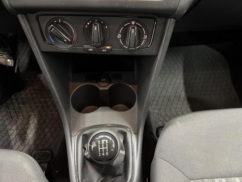 VOLKSWAGEN Polo 2015