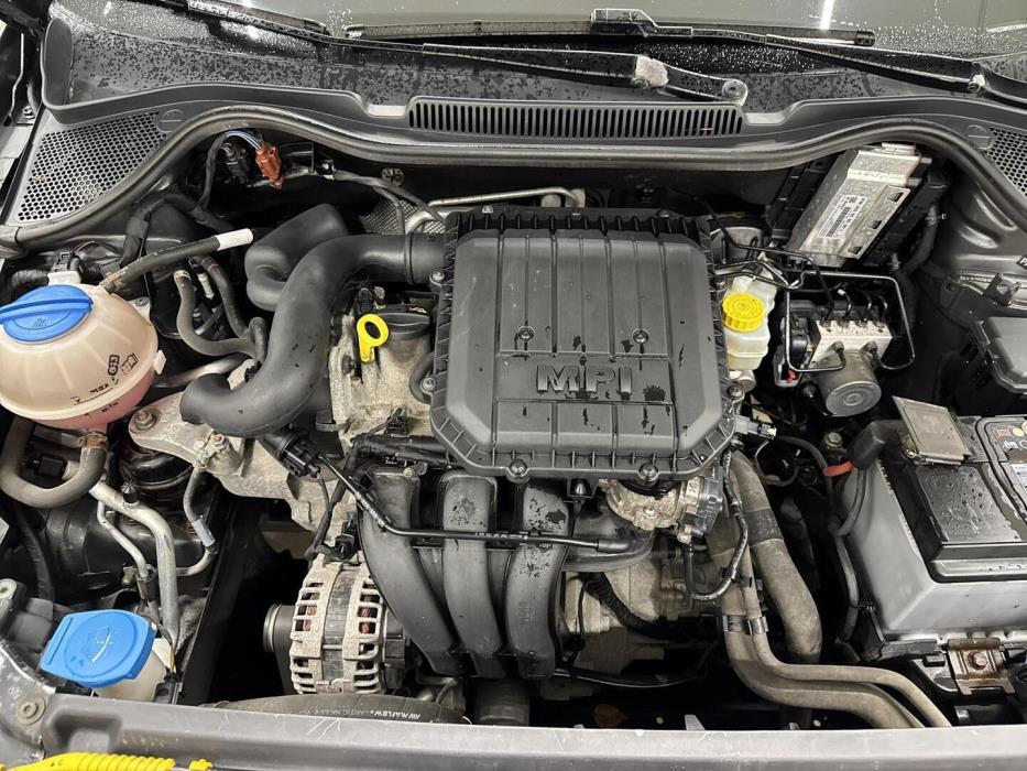 VOLKSWAGEN Polo 2015