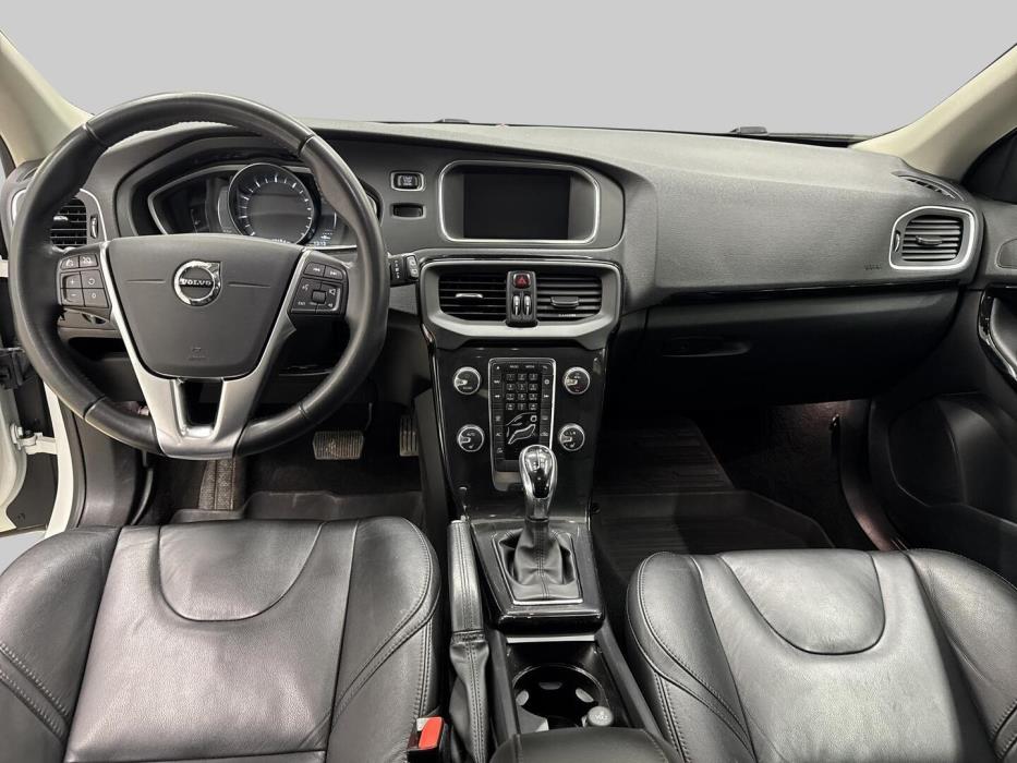 VOLVO V40 2019