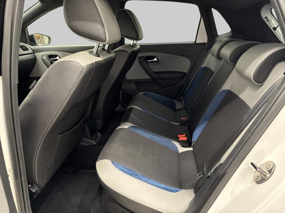 VOLKSWAGEN Polo 2013