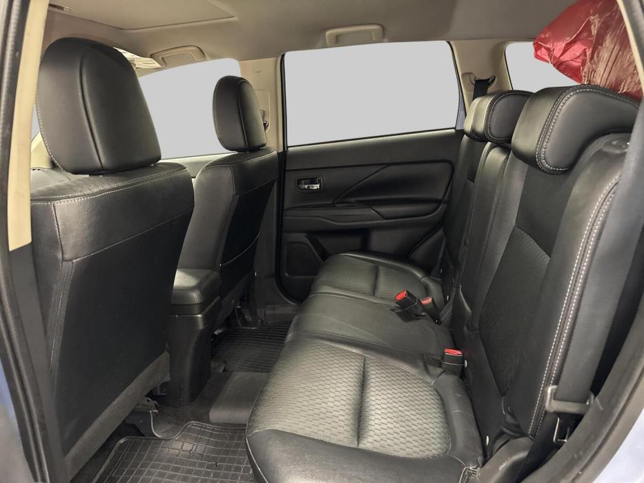 MITSUBISHI Outlander PHEV 2015
