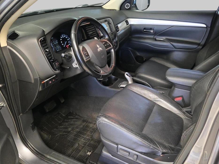 MITSUBISHI Outlander PHEV 2015