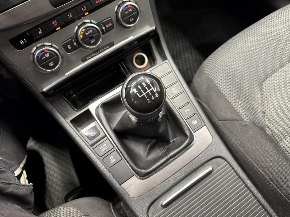 VOLKSWAGEN Passat 2012