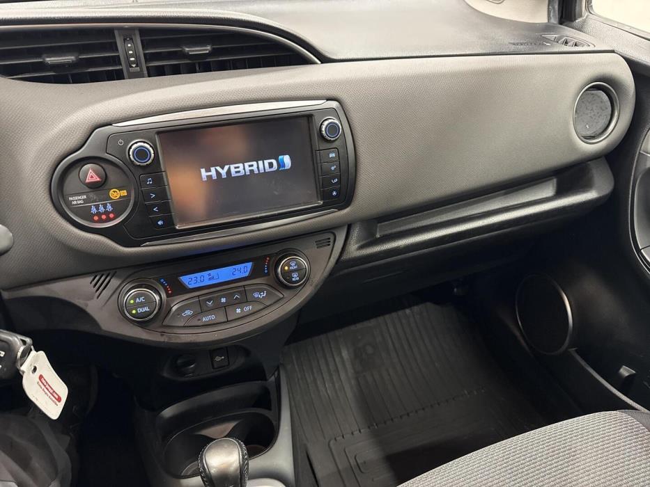 TOYOTA Yaris 2016