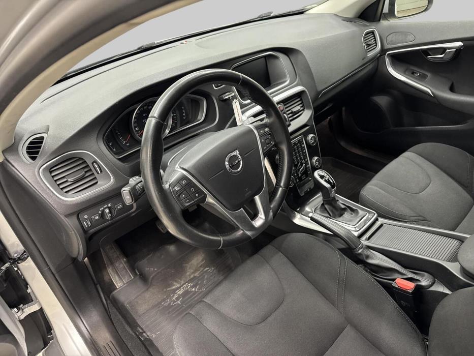 VOLVO V40 2018