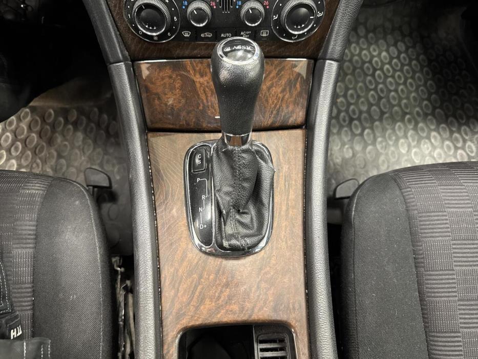 MERCEDES-BENZ C 2004