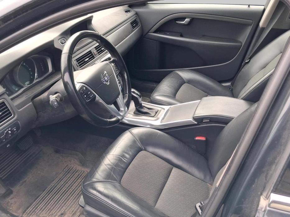 VOLVO V70 2015