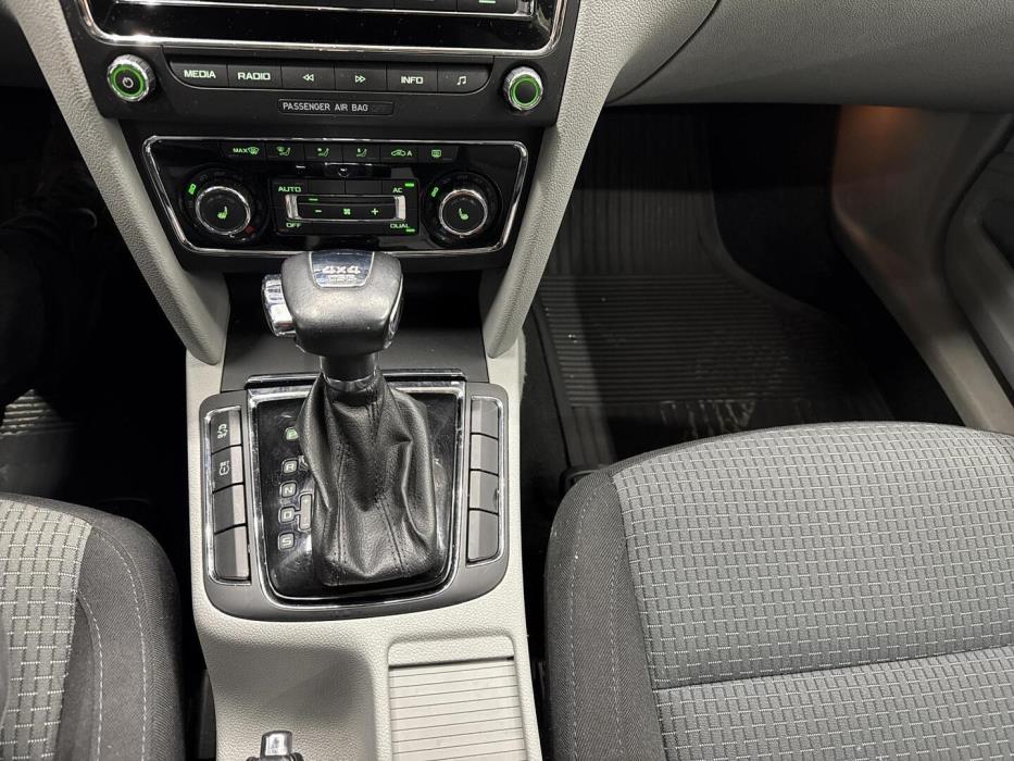 SKODA Superb 2011