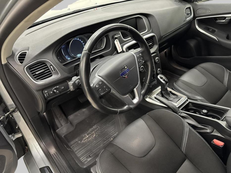 VOLVO V40 2016