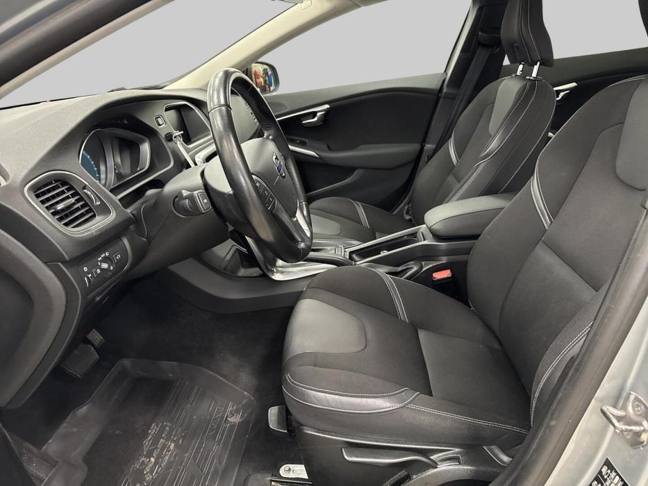 VOLVO V40 2016