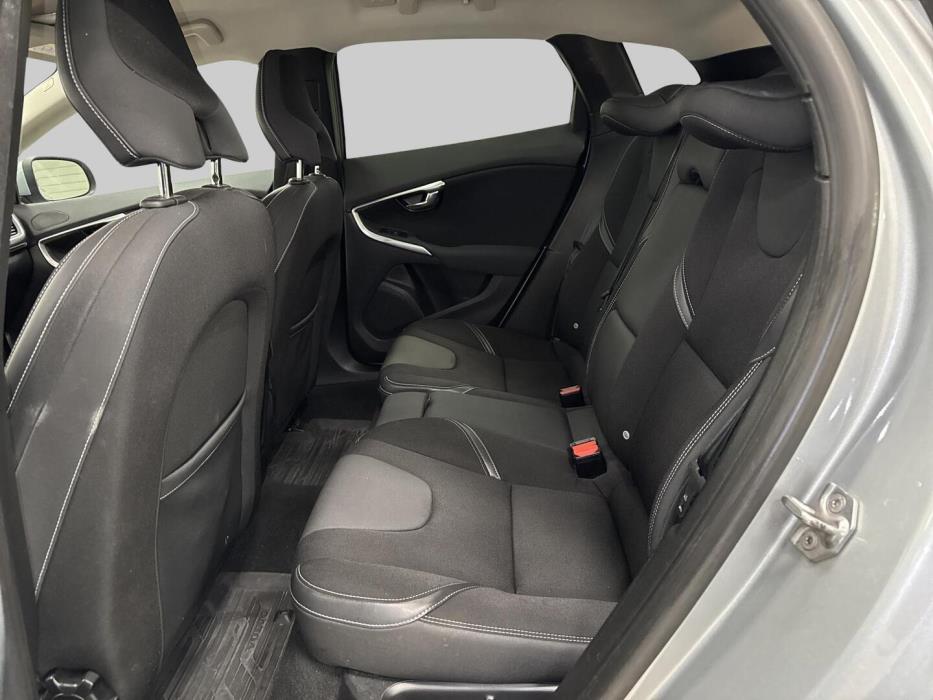 VOLVO V40 2016