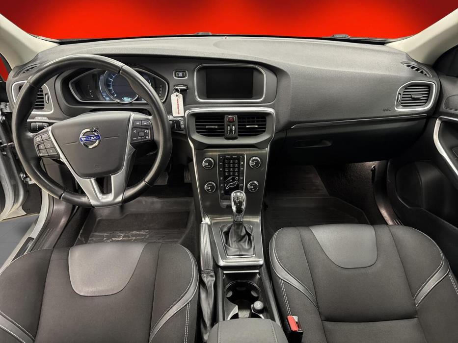 VOLVO V40 2016