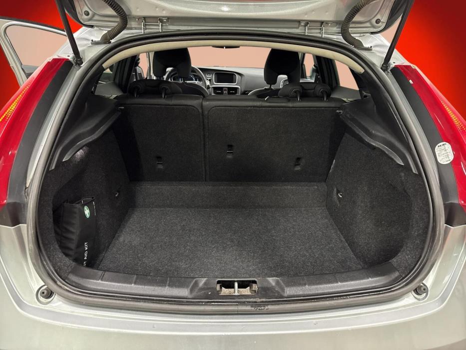 VOLVO V40 2016