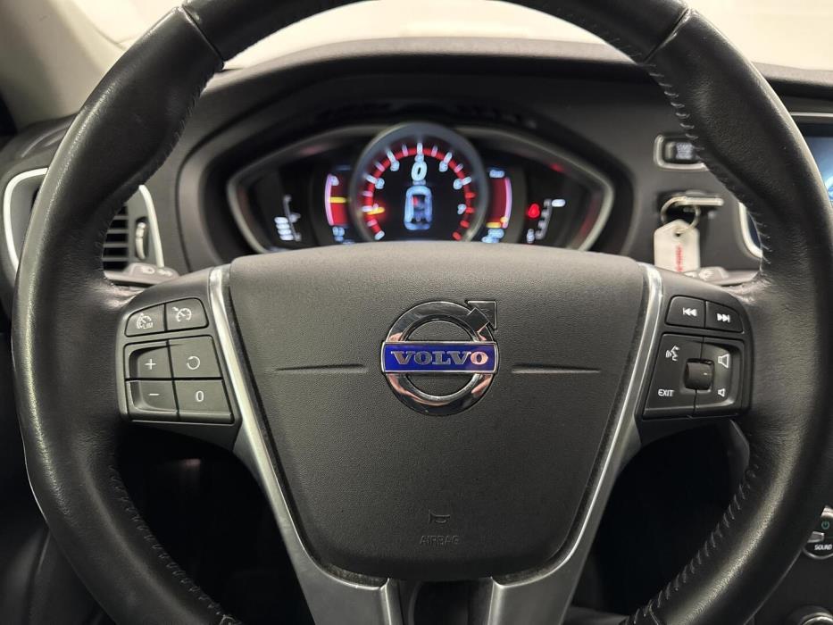 VOLVO V40 2016
