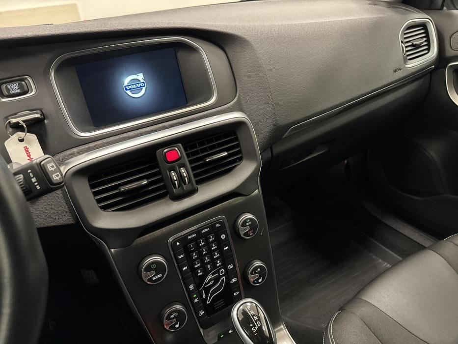 VOLVO V40 2016