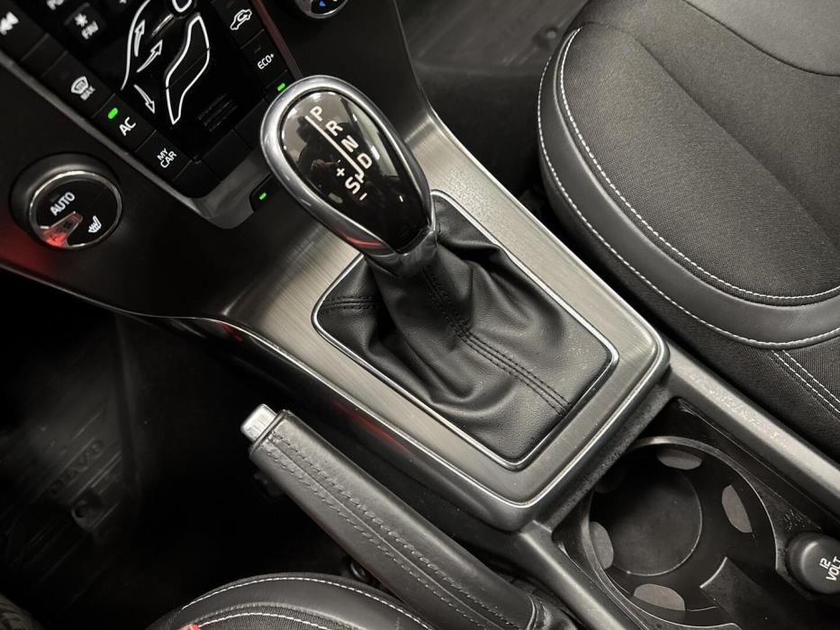 VOLVO V40 2016