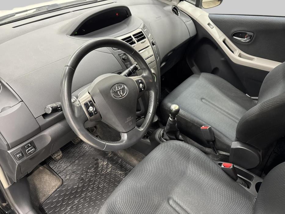TOYOTA Yaris 2009