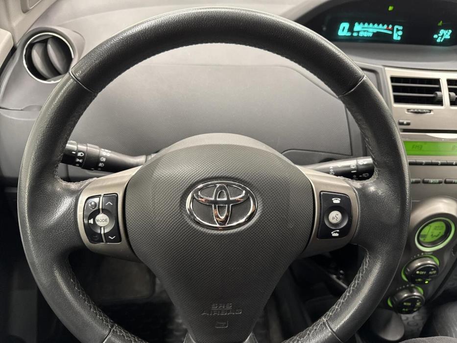 TOYOTA Yaris 2009