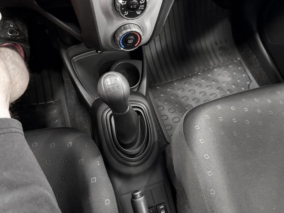 TOYOTA Yaris 2006