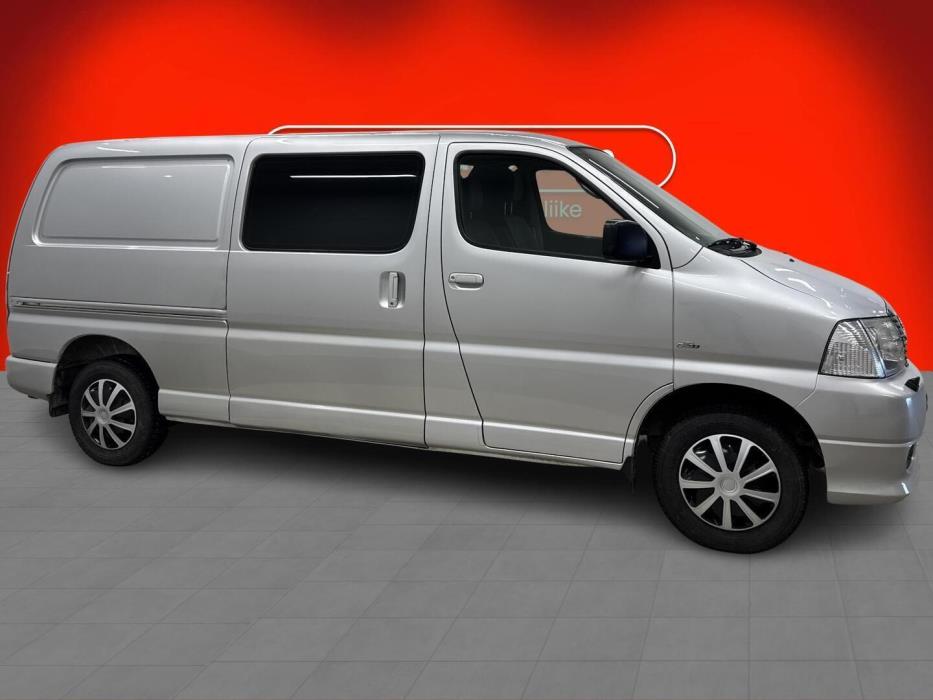 TOYOTA HIACE 2011