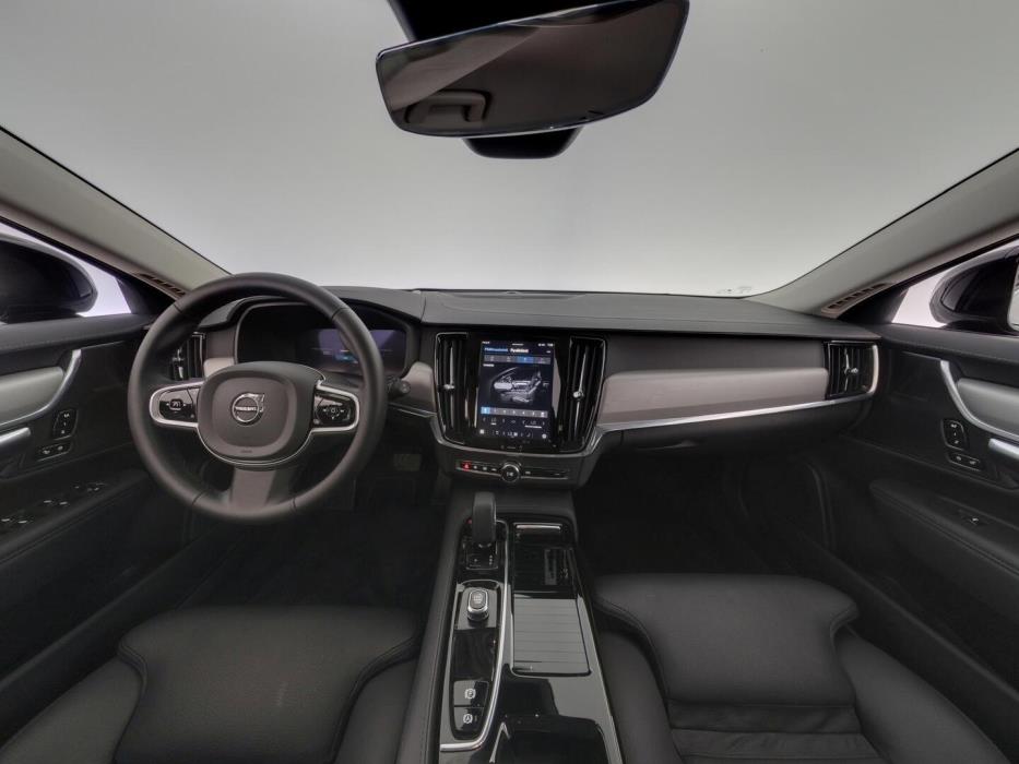 VOLVO V90 2025