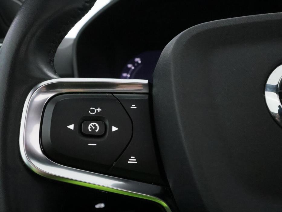 VOLVO XC40 2023