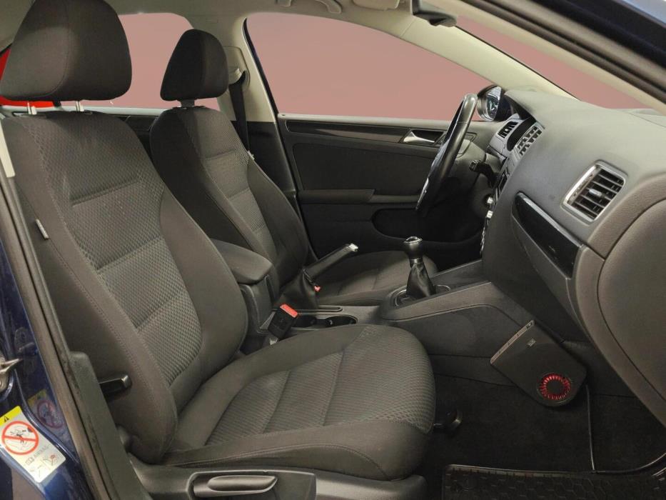 VOLKSWAGEN Jetta 2012