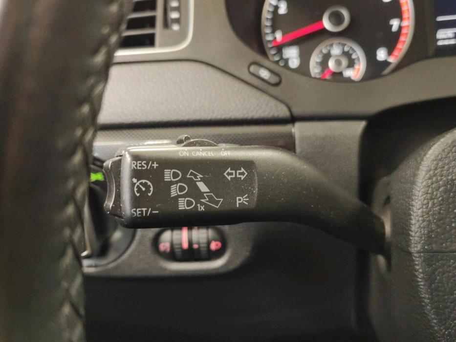 VOLKSWAGEN Jetta 2012