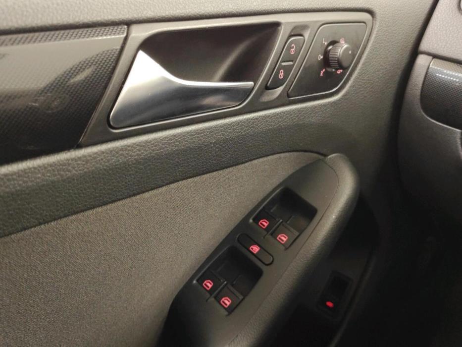 VOLKSWAGEN Jetta 2012