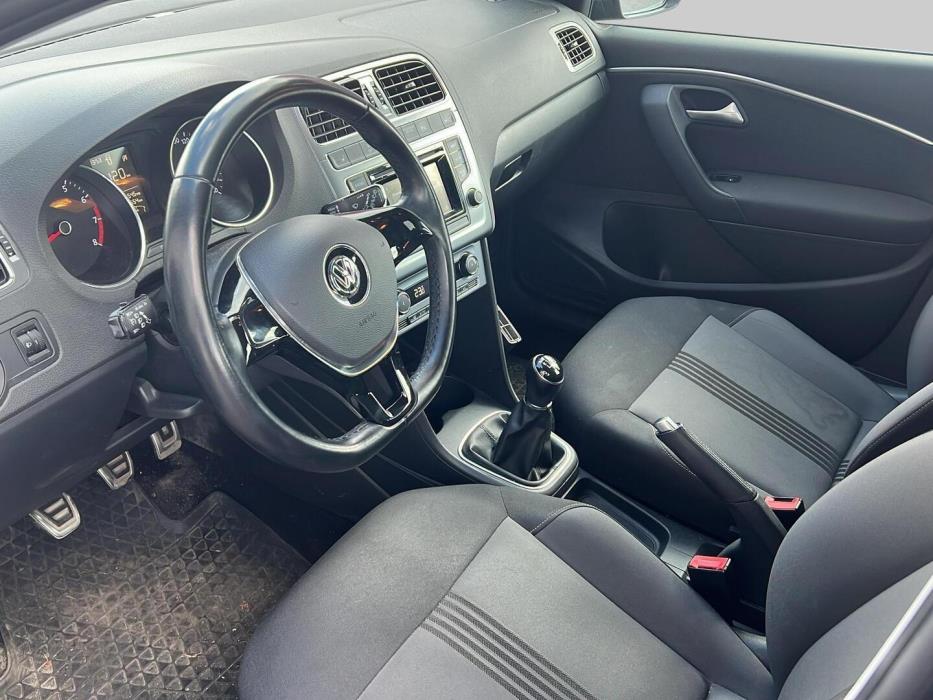 VOLKSWAGEN Polo 2016