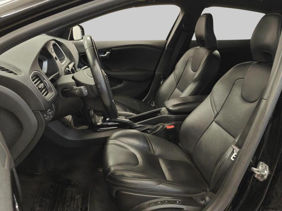 VOLVO V40 2018